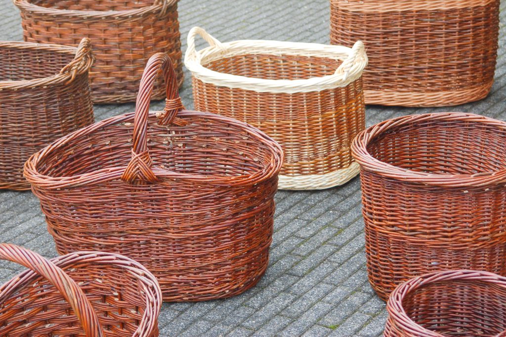 Panier en osier tressé pour la cueillette de champignons