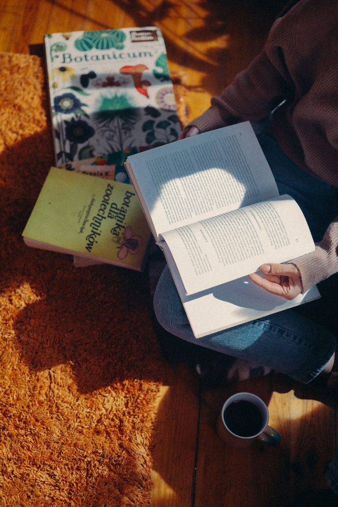 personne lisant des livres